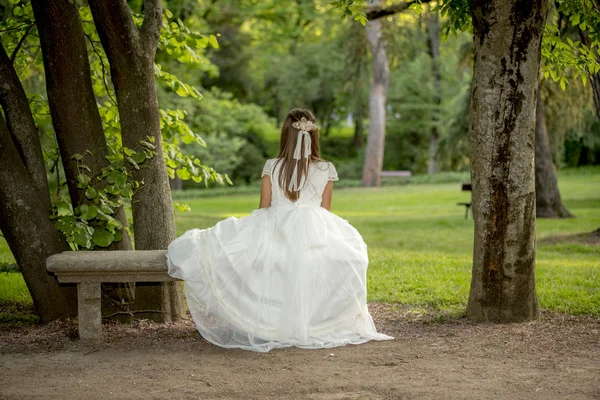 Menina Vestido Comunhão Parque — Fotografia de Stock