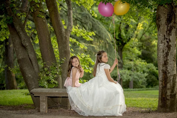 Menina Vestido Comunhão Parque — Fotografia de Stock