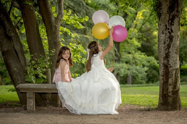 Bir parkta komünyon elbiseli kız