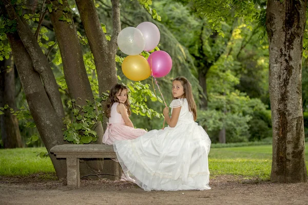 Menina Vestido Comunhão Parque — Fotografia de Stock