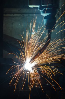 Kaynak robotları otomotiv parçaları endüstrisindeki hareketi temsil ediyor