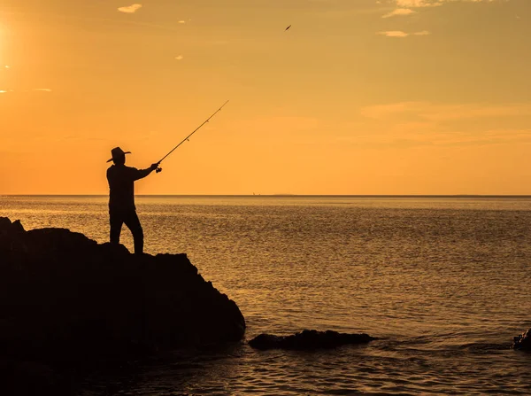 夕方に釣り人のシルエット — ストック写真