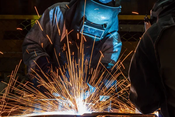 手工焊接钢件的工人 — 图库照片