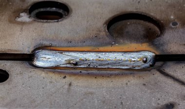 çelik sac metal fabrikasında Endüstriyel çelik kaynakçı üzerine dikiş kaynağı
