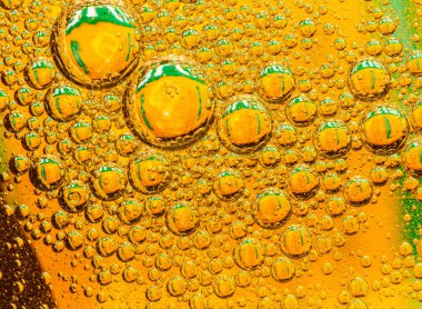 Bir su yüzey yeşil soyutlama kabarcıkları ile petrol düştü