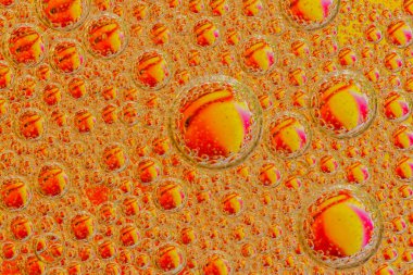 Bir su yüzey mor soyutlama kabarcıkları ile petrol düştü