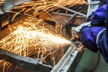 Otomotiv sektöründe iş ve kıvılcım hareketi taşlama tezgahı