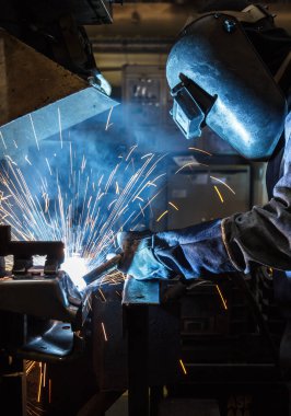 Fabrika işçisi ile koruyucu maske kaynak metal sanayi çelik işçisi hız hareket