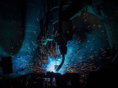 Kaynak robotları hareket bir araba fabrikasında