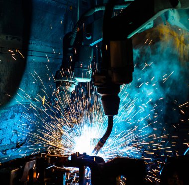 Kaynak robotları hareket bir araba fabrikasında