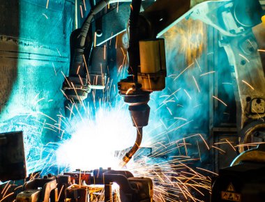Kaynak robotları hareket bir araba fabrikasında