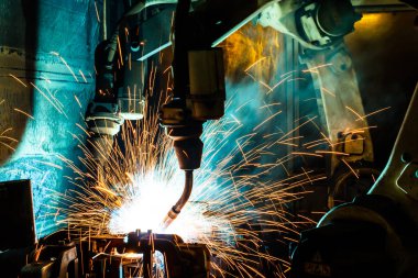 Kaynak robotları hareket bir araba fabrikasında