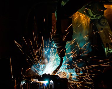Kaynak robotları hareket bir araba fabrikasında