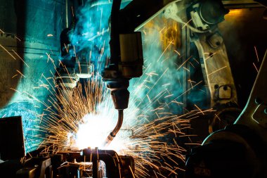 Kaynak robotları hareket bir araba fabrikasında