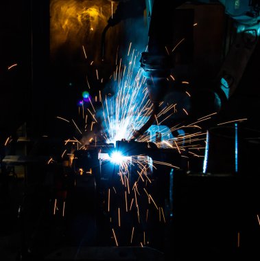 Kaynak robotları hareket bir araba fabrikasında