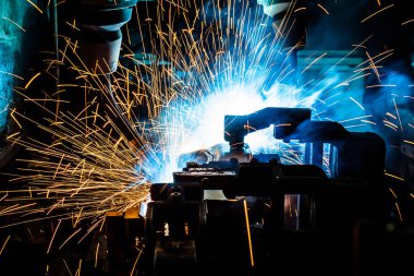 Kaynak robotları hareket bir araba fabrikasında