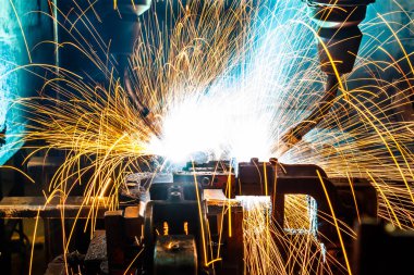 Kaynak robotları hareket bir araba fabrikasında