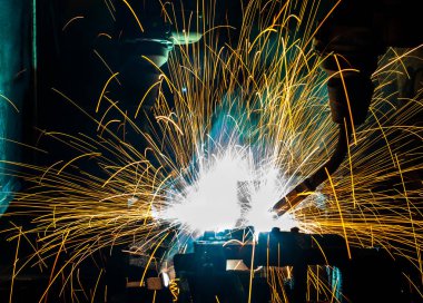 Kaynak robotları hareket bir araba fabrikasında