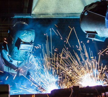 Kaynak metal koruyucu maske ile işçi hareketi.