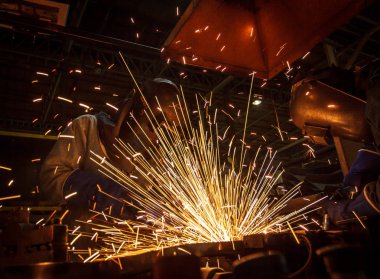 Kaynak metal koruyucu maske ile işçi hareketi.