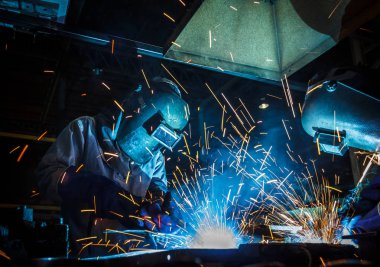 Kaynak metal koruyucu maske ile işçi hareketi.