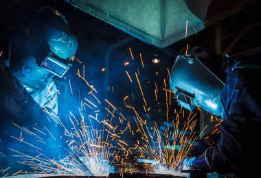 Kaynak metal koruyucu maske ile işçi hareketi.