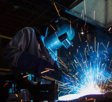 Kaynak metal koruyucu maske ile işçi hareketi.
