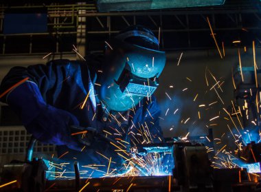 Kaynak metal koruyucu maske ile işçi hareketi.