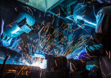 Kaynak metal koruyucu maske ile işçi hareketi.