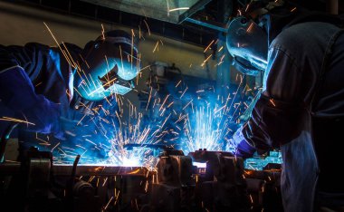 Kaynak metal koruyucu maske ile işçi hareketi.