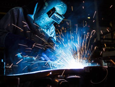 Kaynak metal koruyucu maske ile işçi hareketi.