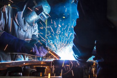 Kaynak metal koruyucu maske ile işçi hareketi.
