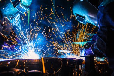 Kaynak metal koruyucu maske ile işçi hareketi.