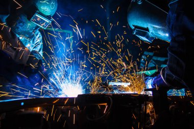 Kaynak metal koruyucu maske ile işçi hareketi.