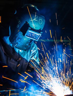 Kaynak metal koruyucu maske ile işçi hareketi.