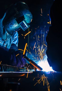 Kaynak metal koruyucu maske ile işçi hareketi.