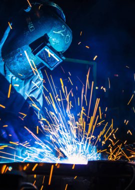 Kaynak metal koruyucu maske ile işçi hareketi.