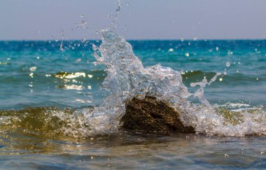 fırtınalı dalgaları kaya bir tropikal plaj isabet