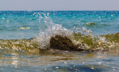 fırtınalı dalgaları kaya bir tropikal plaj isabet