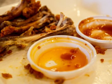 Kemikler kızarmış tavuk budu meyilli tabak taze sıcak