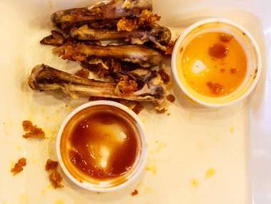 Kemikler kızarmış tavuk budu meyilli tabak taze sıcak