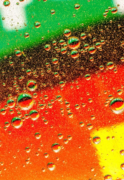 Олія Падає Поверхню Води Зелена Абстракція Бульбашками — стокове фото
