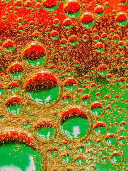 Gotas Aceite Una Superficie Agua Extracción Verde Con Burbujas — Foto de Stock