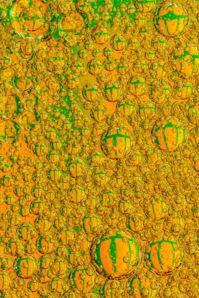 Масло Падає Поверхню Води Зеленої Горіхової Абстракції Бульбашками — стокове фото
