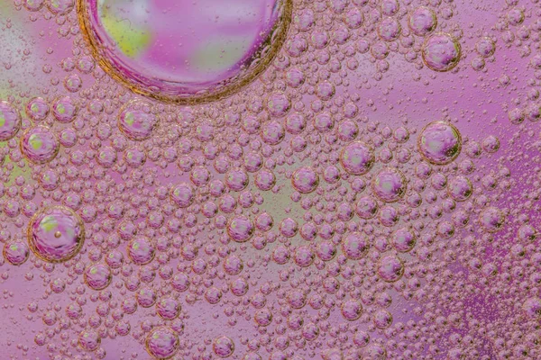 Масло Падає Поверхню Води Фіолетова Абстракція Бульбашками — стокове фото