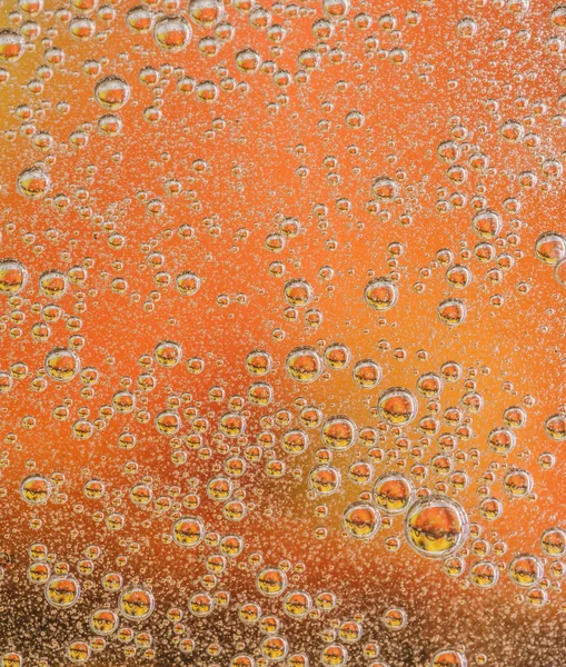 Gotas Aceite Una Superficie Agua Extracción Roja Con Burbujas — Foto de Stock
