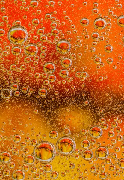 Gocce Olio Una Superficie Dell Acqua Estrazione Rossa Con Bolle — Foto Stock