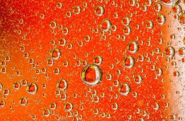 Олія Падає Поверхню Води Червона Абстракція Бульбашками — стокове фото