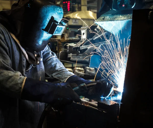 Fabrika Işçisi Ile Koruyucu Maske Kaynak Metal Sanayi Çelik Işçisi — Stok fotoğraf