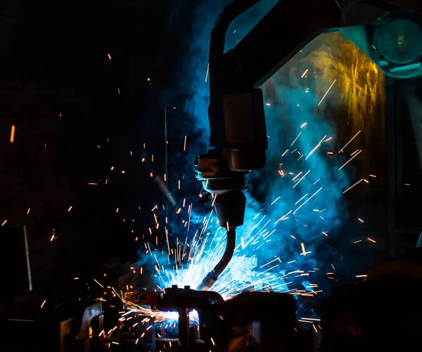 Kaynak robotları hareket bir araba fabrikasında